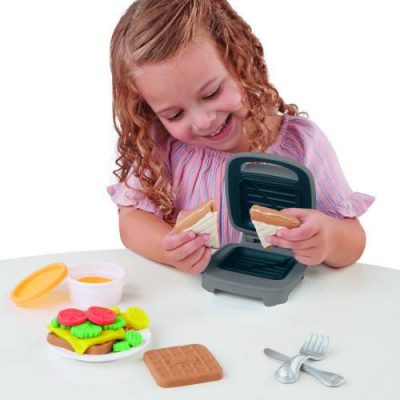 Children Playing With Play-Doh Kitchen Creations Chessy Sandwish Playset